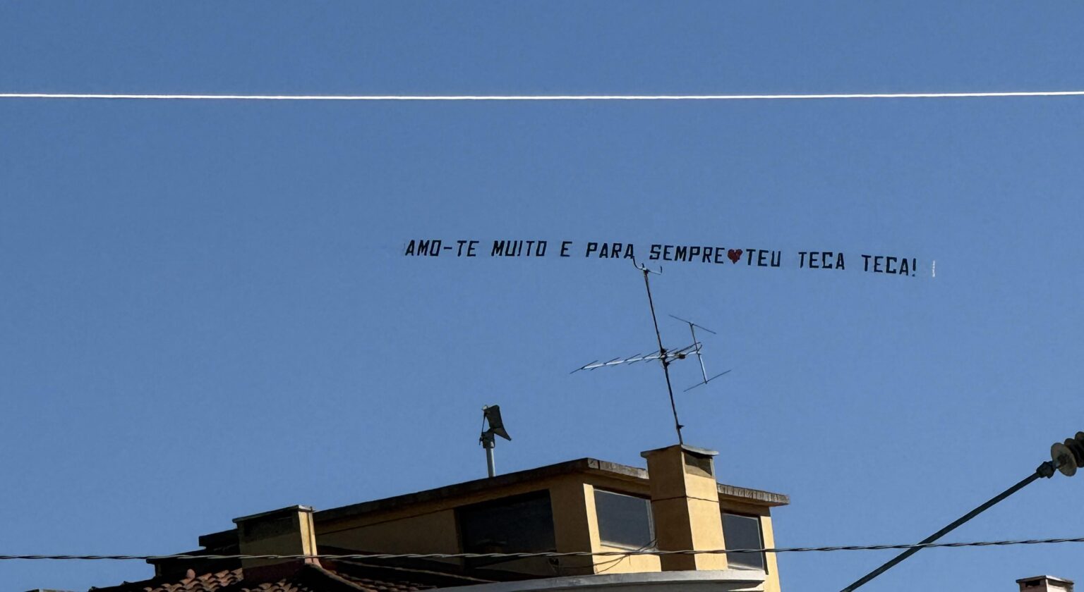 トーレス・ベドラスの空に浮かぶメッセージ