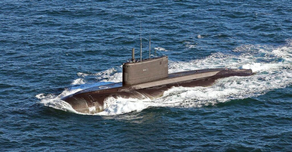 燃料漏れ後の地中海のロシア潜水艦表面は爆発リスクを生み出します