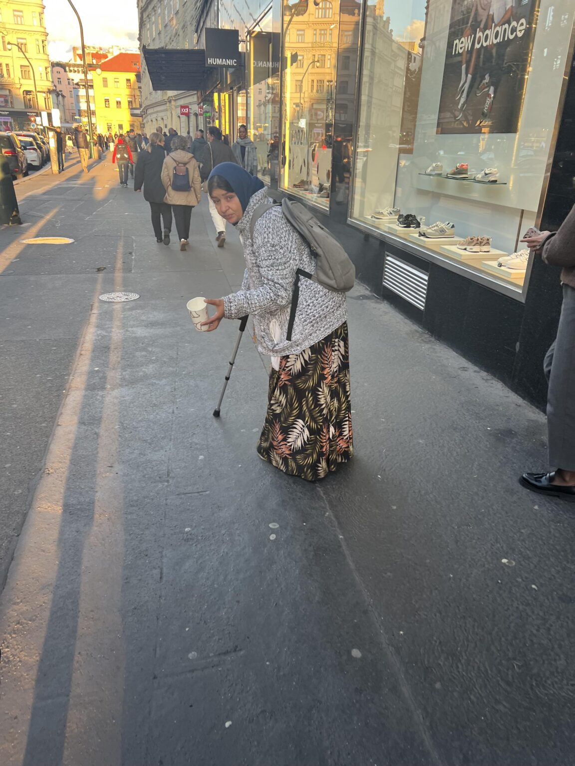 路上であなたを困らせたり、嫌がらせをしたりする物乞いのギャングにも悩まされていますか?それを解決することは可能でしょうか？