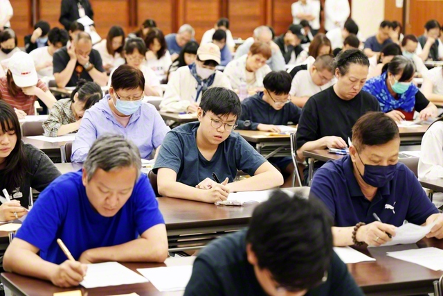 求道の心は世代を超えて。試験に臨む香港の同志