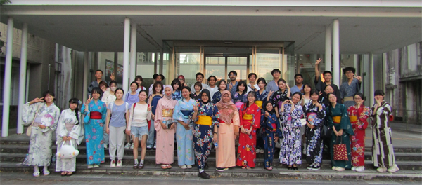 【盆踊り体験】栗真町屋町の地域の方と留学生との国際交流/【Bon Odori Experience】International exchange between local residents of Kurimamachiya-cho, and international students