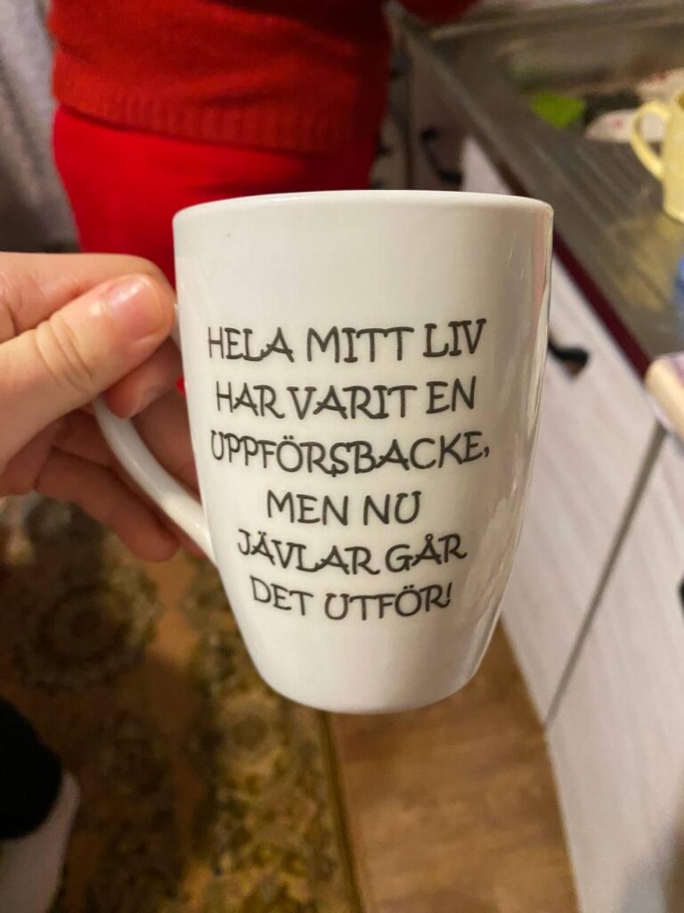 スウェーデン語の文字が入ったマグカップ、ウクライナで発見