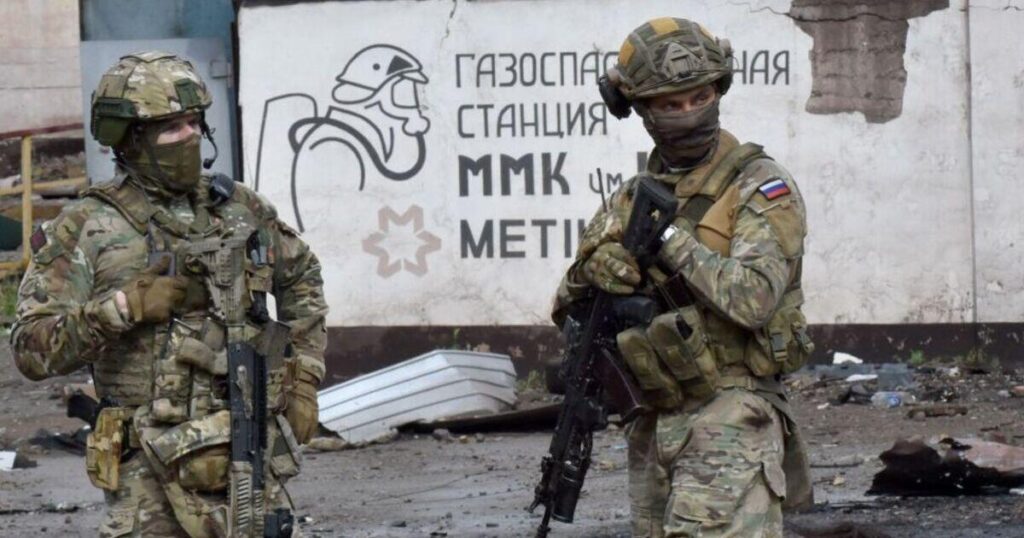 プーチン大統領の軍隊が瓶をぶつけたり銃撃したりして混乱するロシア軍