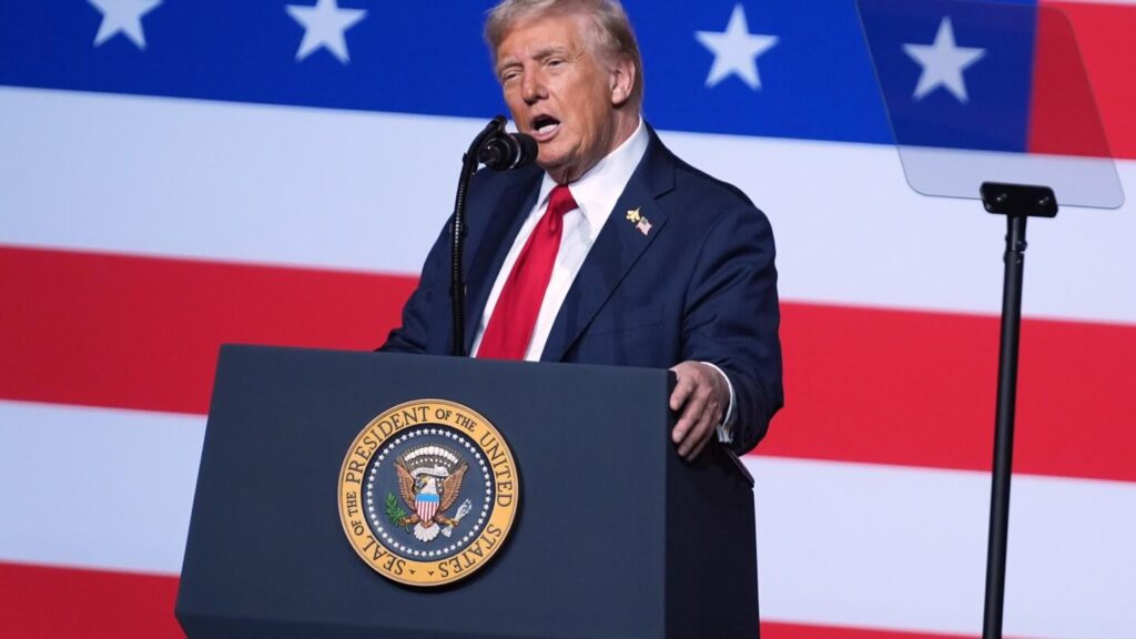 トランプは、ハマスが彼の和平計画を部分的に受け入れた後、イスラエルにガザの爆撃を止めるように命じます