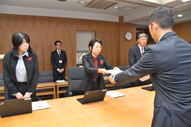秋田県職員の月給、平均１万円超引き上げを勧告 県人事委 - 秋田魁新報電子版