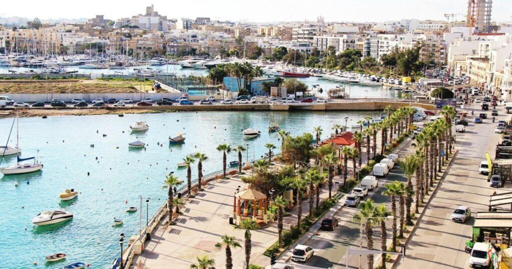 スリーマのベンチでボトルの袋を持って眠っているのを発見され、ホームレス男性が投獄される