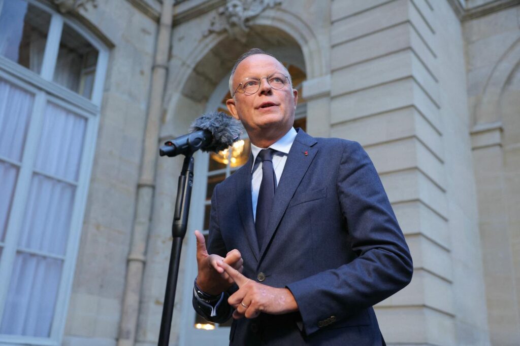 マクロン元首相（および次の選挙で彼の党の候補者候補者）であるエドゥアード・フィリップは、早期大統領選挙を求める声に加わりました