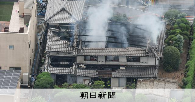 奈良・橿原で住宅全焼、3人死亡　50～80代の母娘と連絡取れず [奈良県]：朝日新聞