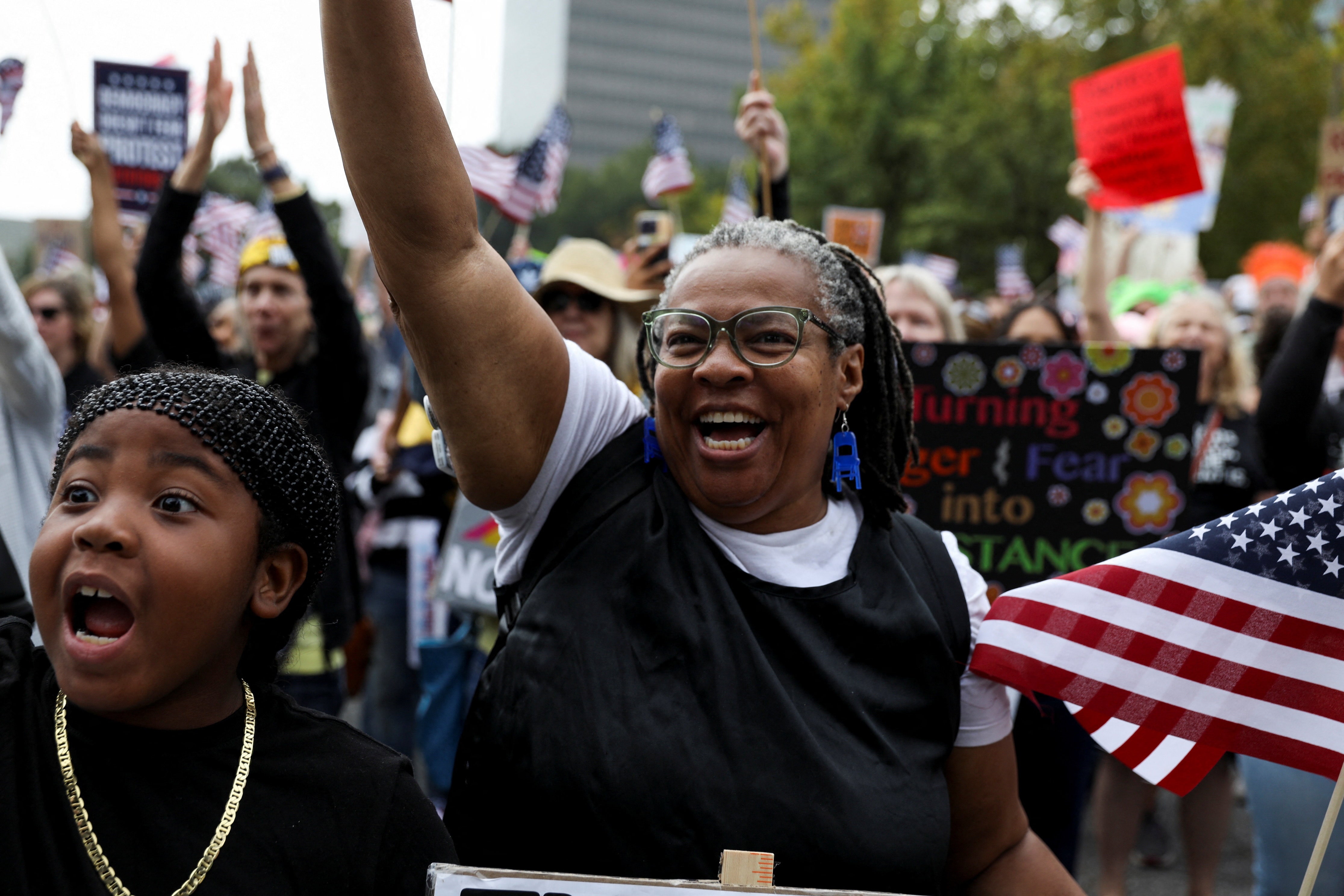 全米で反トランプ氏デモ、「王はいらない」 数百万人参加か