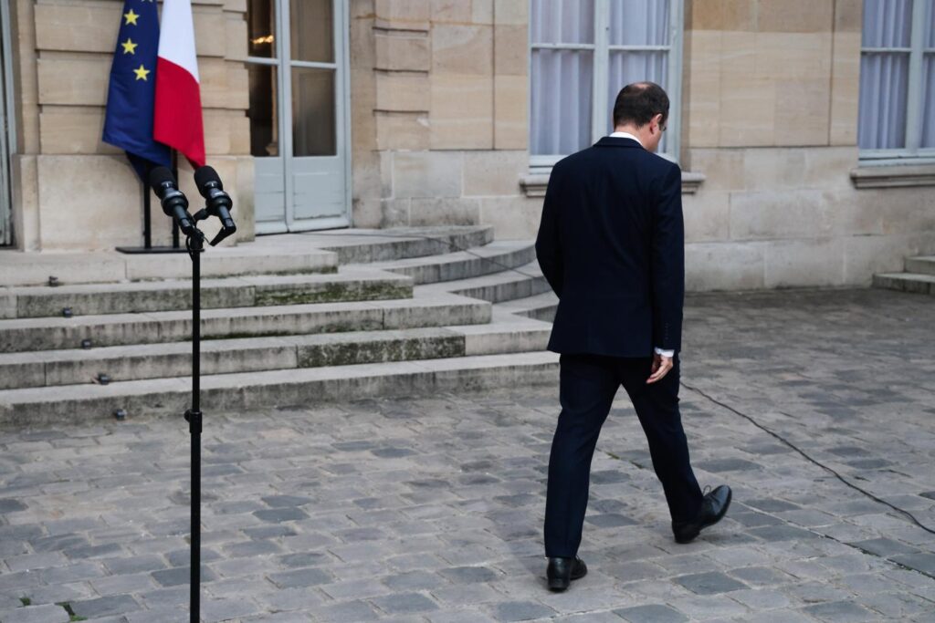 フランスの首相は、政府に名前を付けてから数時間後に辞任します