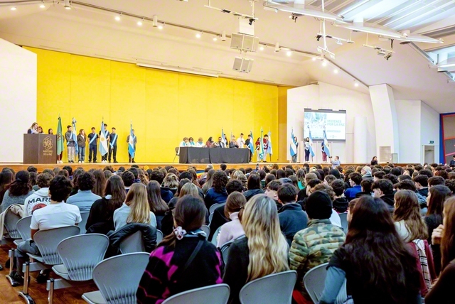 アルゼンチンSGIが各団体と共催した平和集会。20校以上の高校の生徒も参加し、平和の重要性を確認し合った（アルゼンチン平和講堂で）