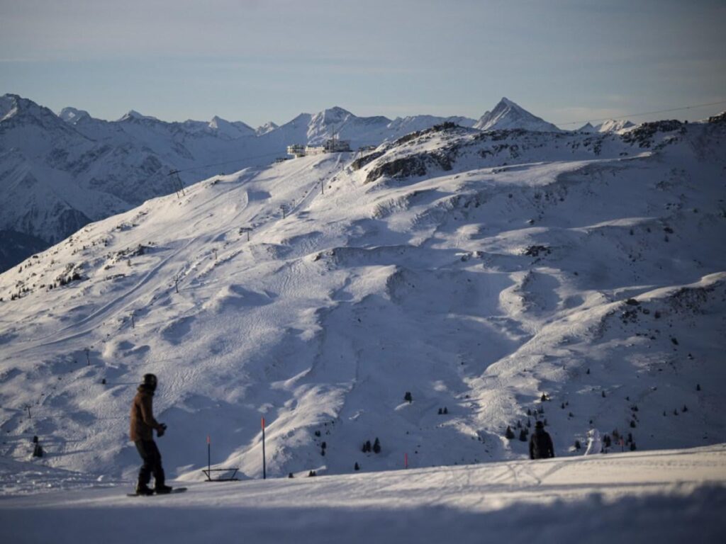 スイスの自治体、ヴァイセ・アリーナ・スキー場の引き継ぎに合意 [Laax, to prevent a potential takeover by Vail or Alterra]