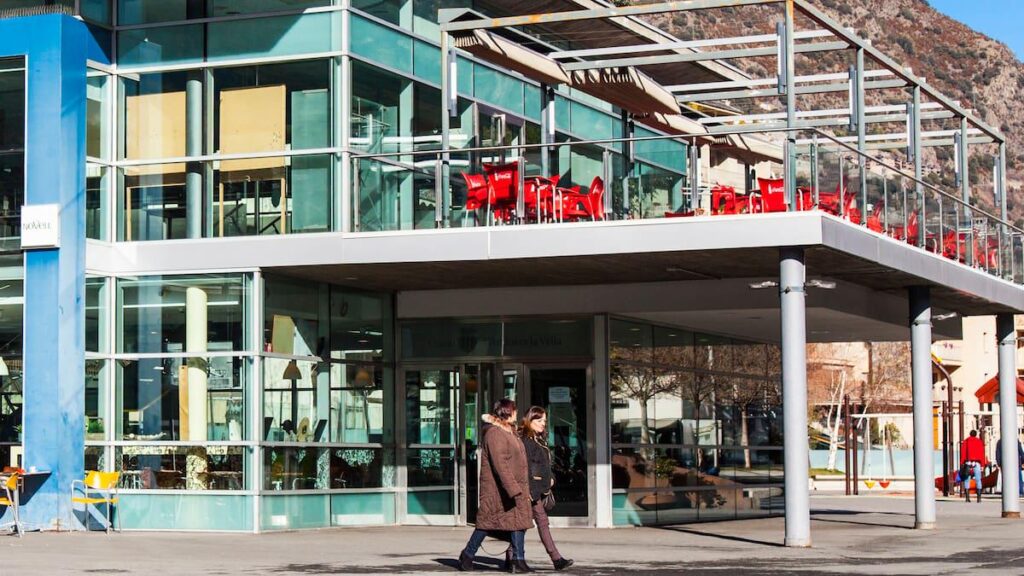 本日 - 2025 年 10 月 15 日にはさらに多くのアイテムがあります。私が見つけたすべての見出しは次のとおりです...