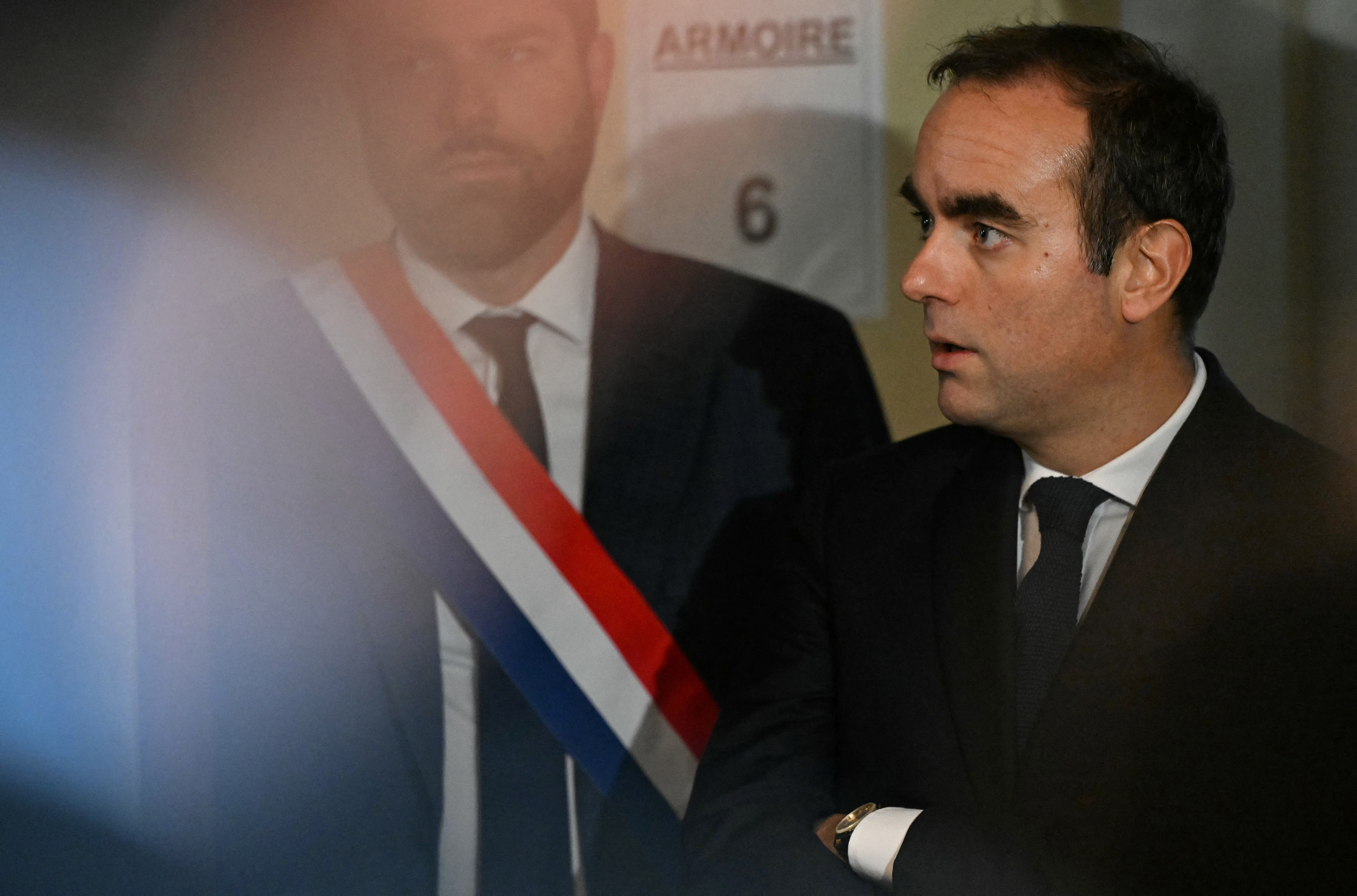 フランス新内閣発表、主要ポスト留任　予算への圧力強まる