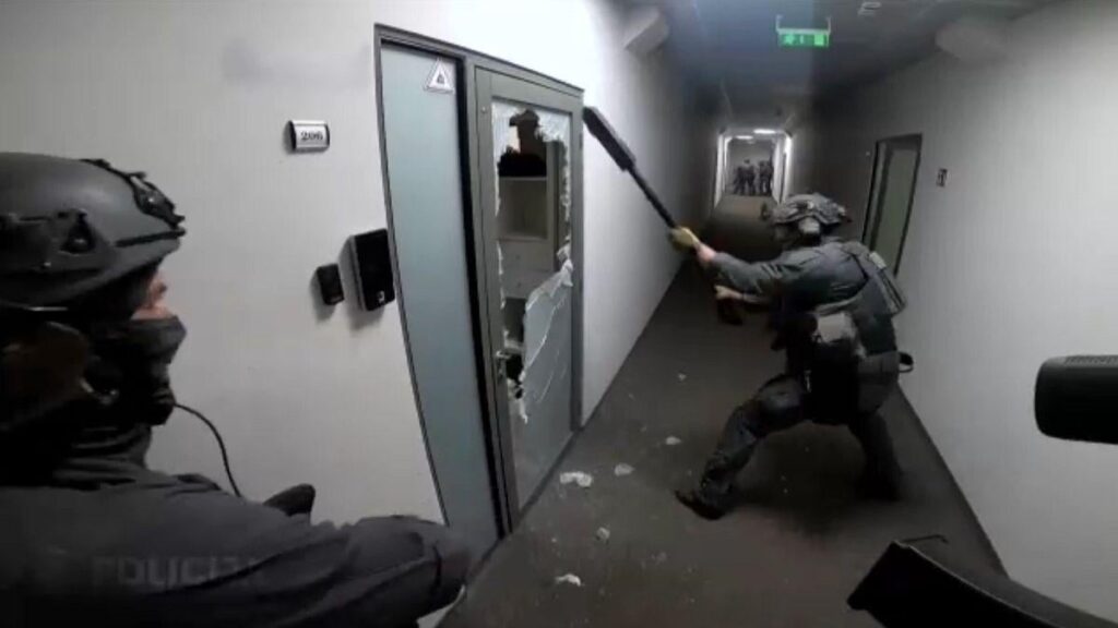 ラトビア警察がヨーロッパのサイバー犯罪組織を摘発し容疑者7人を逮捕、ユーロポールが発表