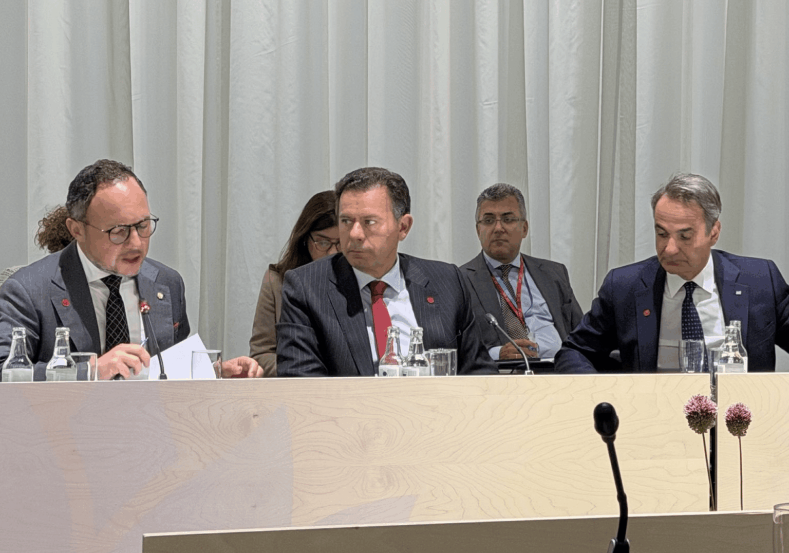 アンドラはヨーロッパでその移民モデルを提案しています：違法または犯罪者は、追放と最低限のカタロニアの義務を意味します