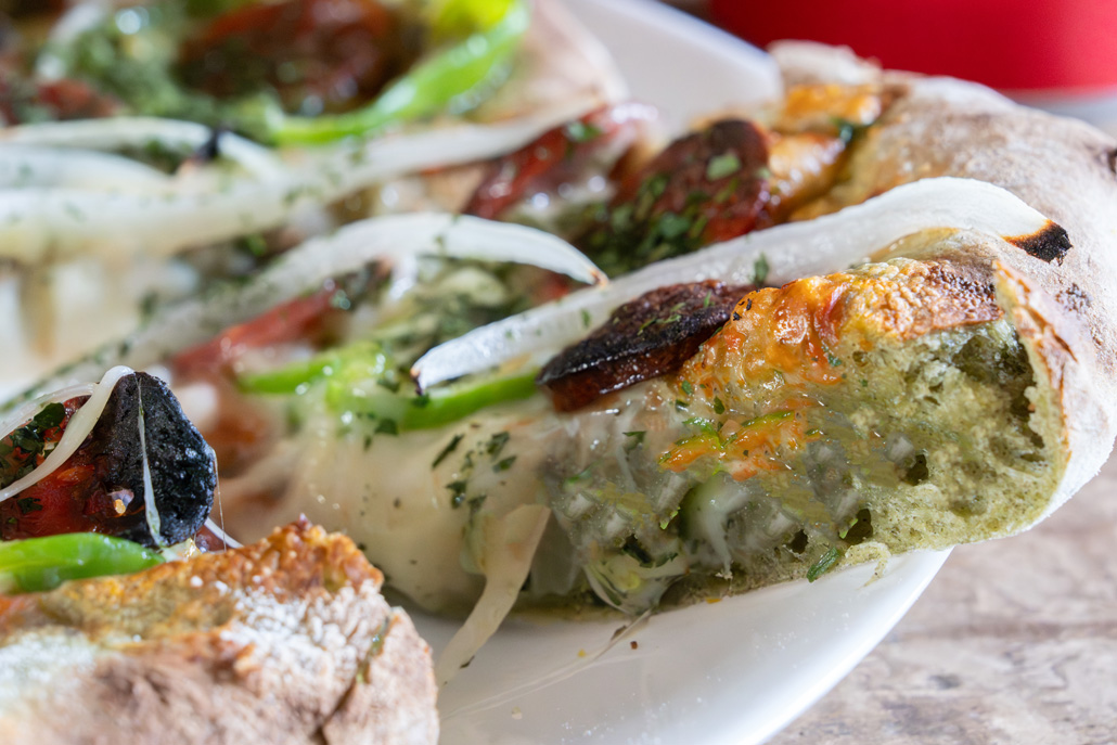 「TSUNAGIBA CAFE」で「Blodge Lodge」のピザを食べた画像２