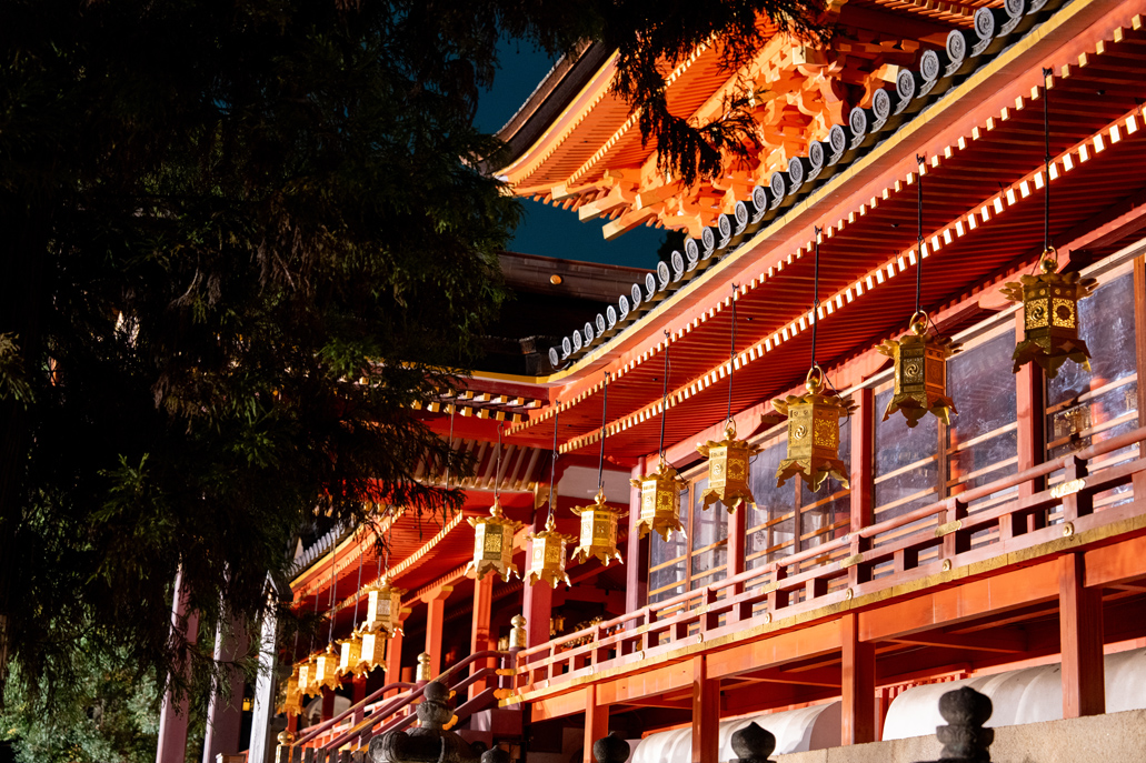 「鎮守の杜ナイトウォークinやわた」本殿を近くで見た画像