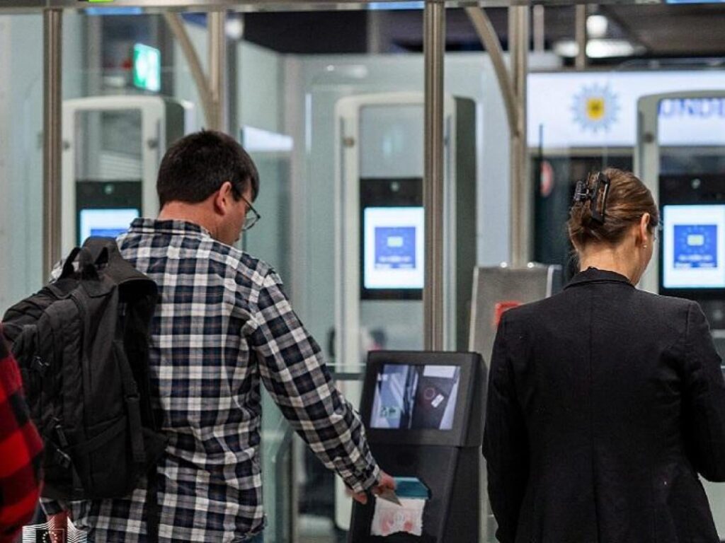 これが出入国システムです。10月12日から、EU以外の国民はヨーロッパに入国する際に指紋と顔を残す必要があります。