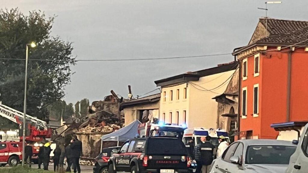 カステル・ダッツァーノ、家の更地中に爆発：警察官3名死亡、13名負傷