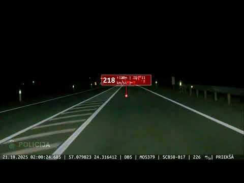 10代の少年が親の車を借りて時速235キロで警察から逃走