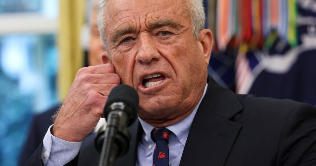 RFK Jr.は、ネオナチパーティーの絆をめぐる名誉lib損訴訟を失います|保健長官はかつて、極右が組織したベルリンの反ヴァックス集会に舞台に現れました。