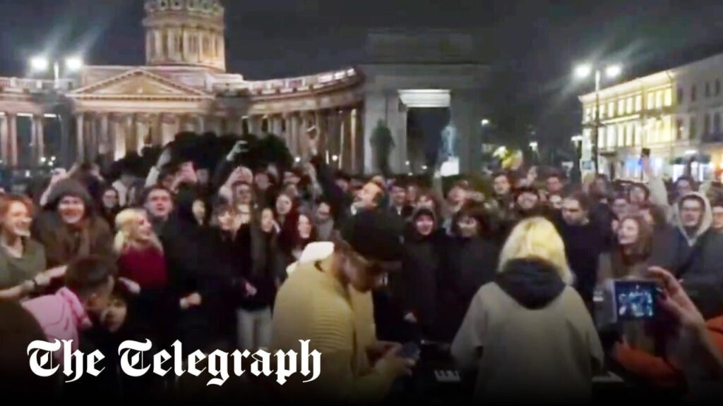 サンクトペテルブルクで群衆がプーチン打倒に関する禁止歌を歌う
