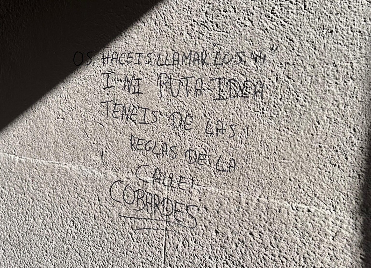 未成年者が「ロス 44」または「ロス 60」ギャングの被害者を保護または復讐するためにグループに参加する