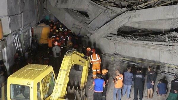 学校の礼拝堂崩壊し学生ら91人が下敷きに…無許可で増築工事中 3人死亡約100人ケガ インドネシア