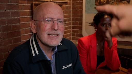 ディマーマンズ（GroenLinks-PvdA）が討論会の数時間前にアムステルダムのテラスで襲撃