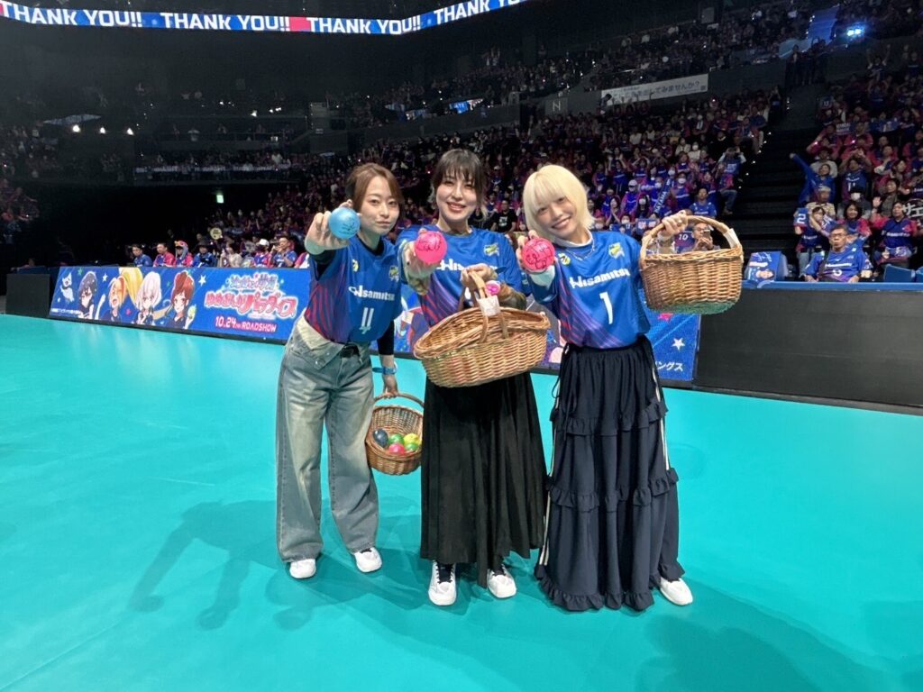 映画『ゾンビランドサガ』SVリーグ・SAGA久光スプリングスコラボイベントの公式レポートが公開！　河瀬茉希が声援の中、力強いアタックを披露 - eeo Media（イーオメディア）