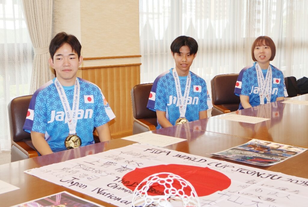 ドローンサッカーＷ杯で日本代表が初代チャンピオン　大分県内の３選手が知事に報告 - 大分のニュースなら 大分合同新聞プレミアムオンライン Gate