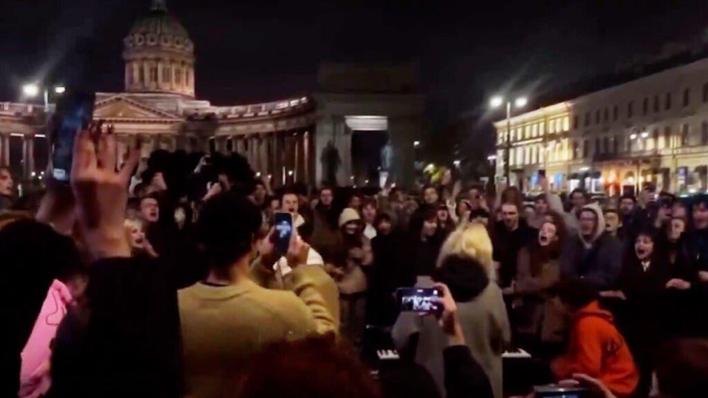 サンクトペテルブルクの集会で数百人がプーチン打倒を要求