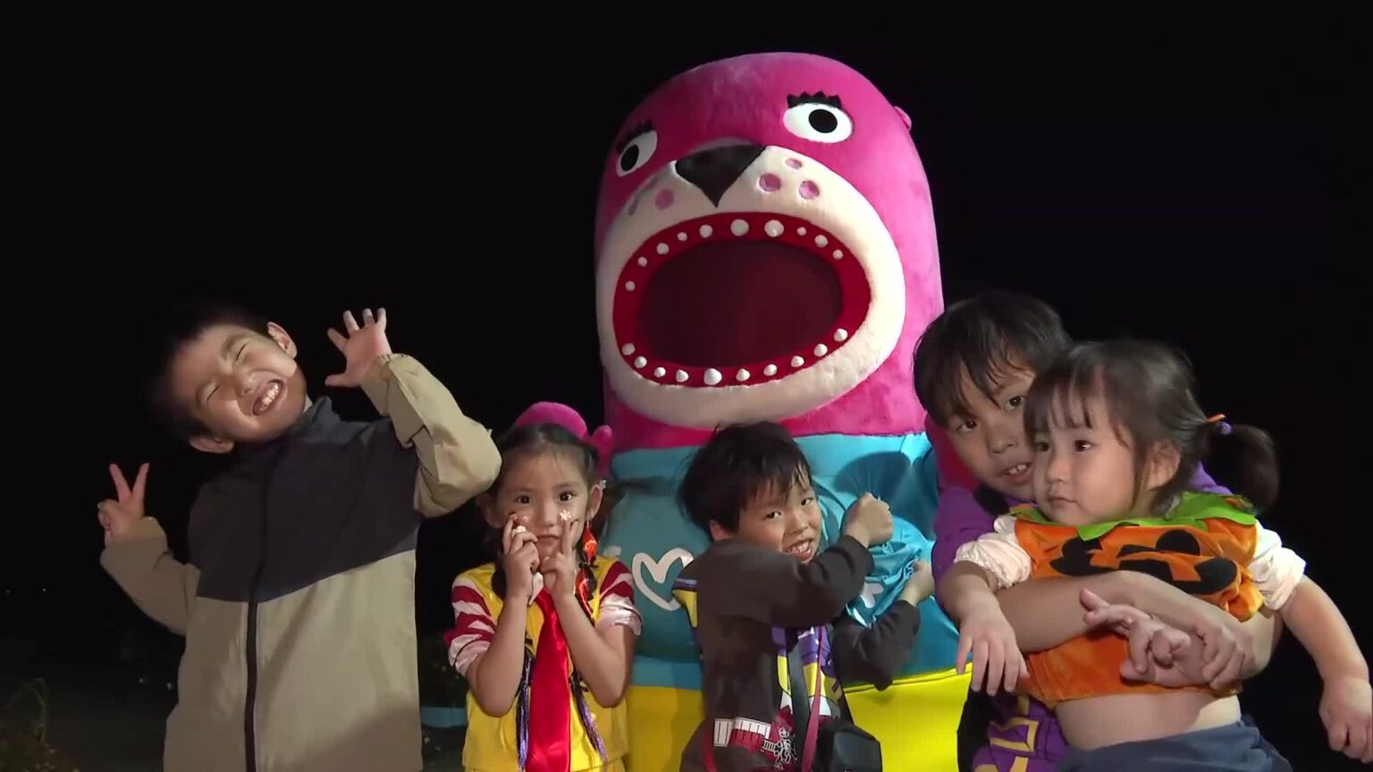 自慢の仮装でかわいさ満点!10周年『ハマスイハロウィンナイト』夜の水族館で“特別な”思い出作り « 高知のニュース – 高知さんさんテレビ 自慢の仮装でかわいさ満点!10周年『ハマスイハロウィンナイト』夜の水族館で“特別な”思い出作り « 高知のニュース - 高知さんさんテレビ