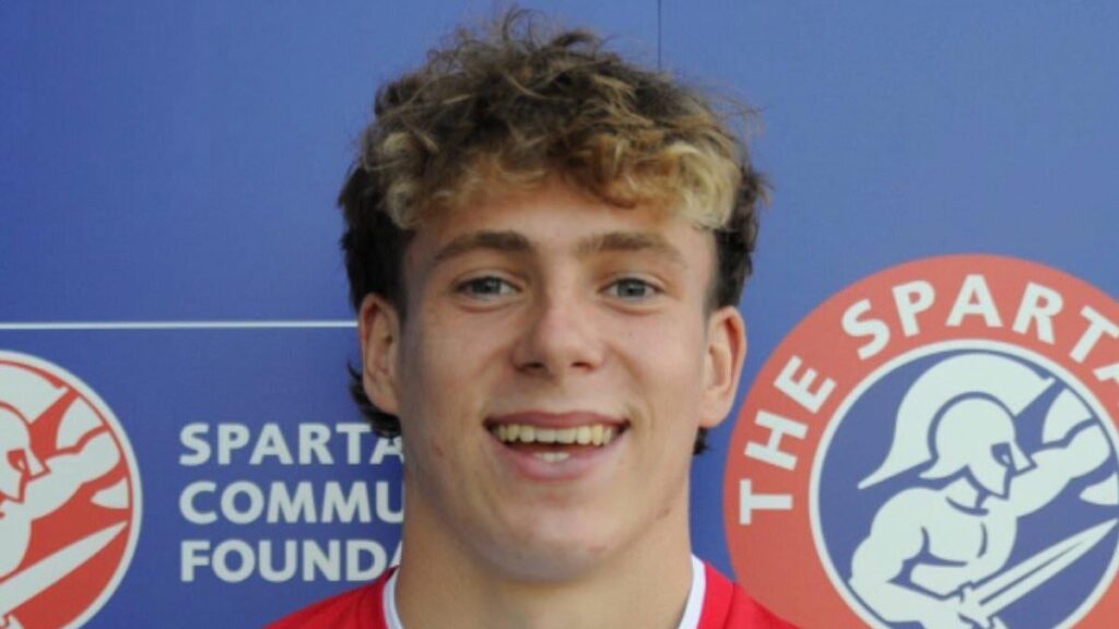 19歳のサッカー選手、夜の外出後に携帯電話を充電するために自宅にグッド・サマリア人を入れた後、自宅でレイプした