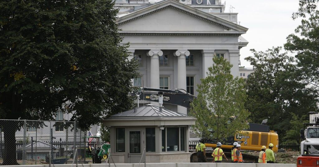 トランプ大統領、ダサい宴会場を建設中、ホワイトハウスの一部を取り壊す