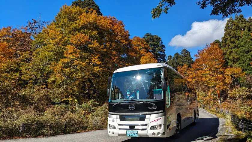 紅葉と立山高原バス(10月下旬)