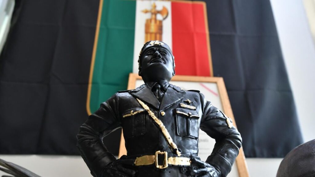 ローマ行進を記念してプレダッピオに千人以上（警察本部は700人）が参加。そして、ドゥーチェの地下室の前で、数年ぶりにローマ人の挨拶が戻ってきた。