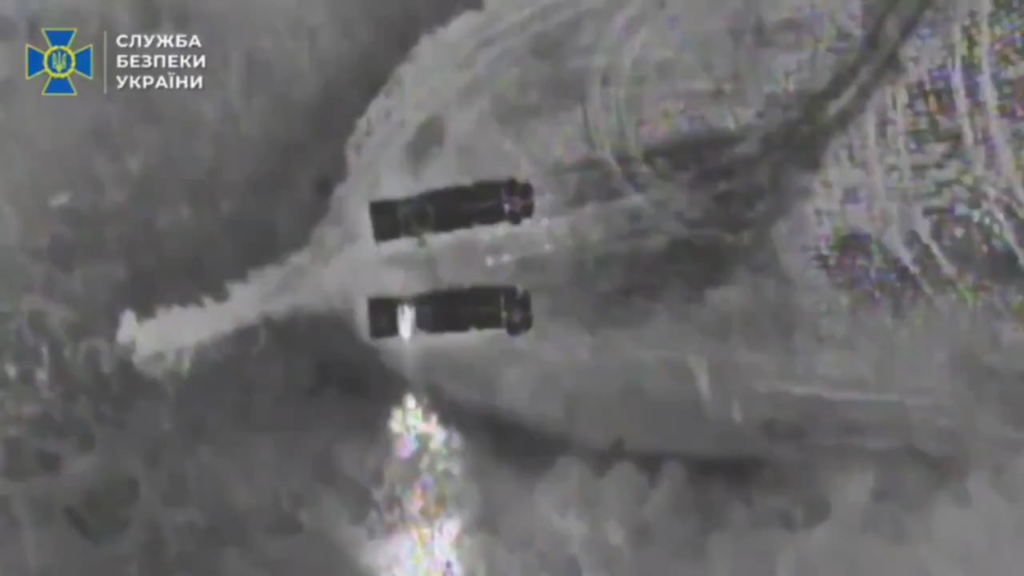 パニッシャーとされるウクライナのSBU無人機がロシアのS-300/400防空発射装置に弾薬2発を命中させた。