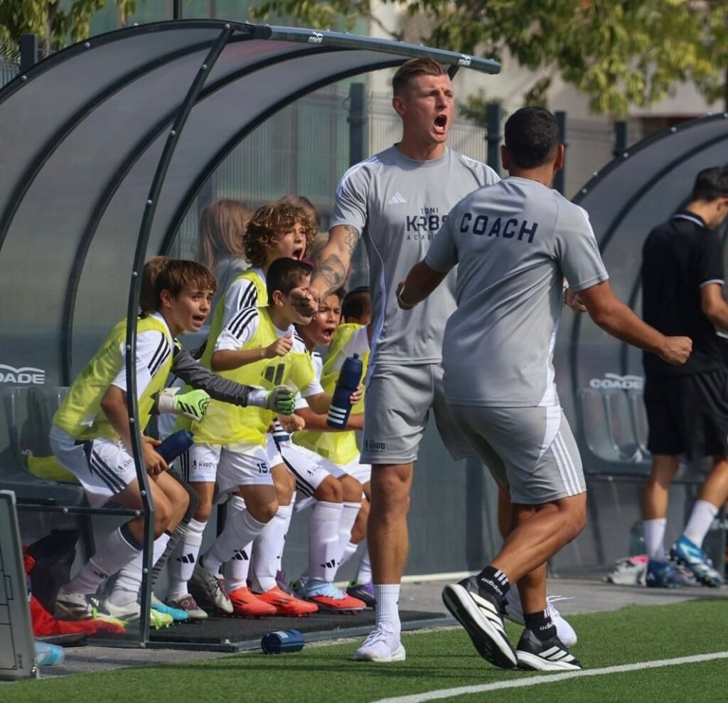 スペインに“ユルゲン・クロップ”降臨！？トニ・クロース、アカデミーで見せた熱血指導に反響 | 話題の投稿 | スポーツブル (スポブル)