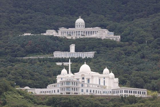 韓国の特別検察が統一教会本部を家宅捜索したら、なぜか特別検察が作成した機密名簿が見つかったという衝撃的ミステリーニュース。つまりこれ、統一教会が検察にスパイ行為してると言っても過言ではないのでは。スパイ防止法を叫ぶ教団がスパイ