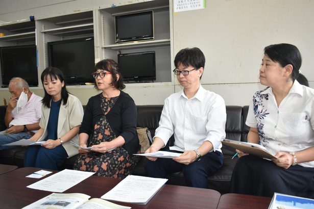 子ども版防衛白書、学校に配布しないで 沖縄の教職員4団体、県教委に申し入れ