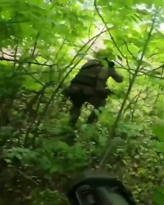 ウクライナの英米戦闘機がロシアのBTRを撃破