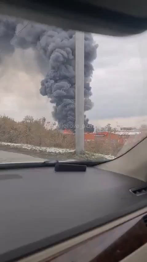 ロシアの電報チャネルは、ロシアのノボシビルスクにあるザヴォッド・プリポエフ工場で大きな火災を報告しています。このプラントは、電子機器とマイクロ回路を生産し、ロシアの軍事産業生産の一部です。