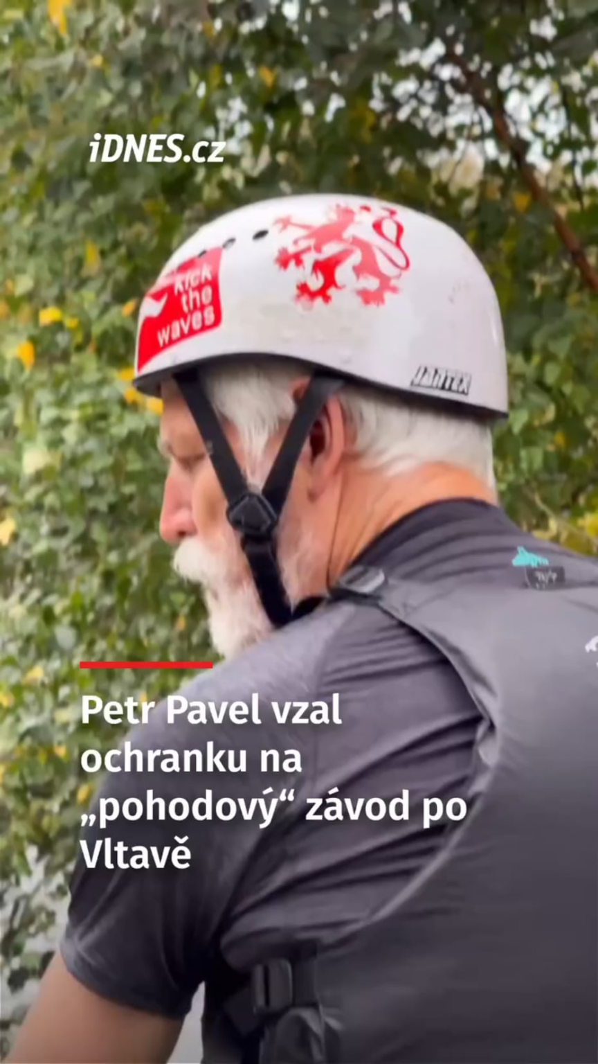 パベル大統領とレース時の警備員。