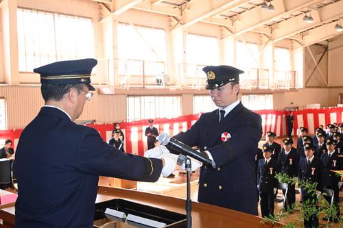 工藤正敬校長（左）から修了証書を受け取る中畑元汰さん