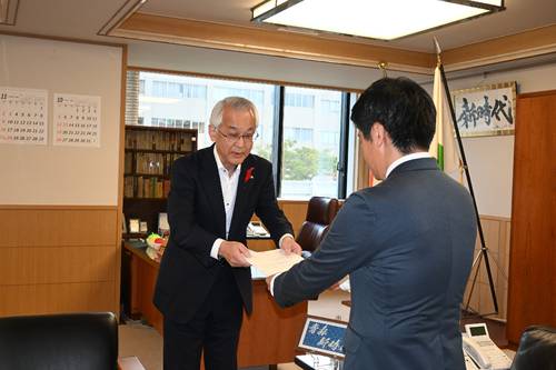 宮下宗一郎知事（右）に勧告書を手渡す奥崎栄一委員長＝６日、青森県庁