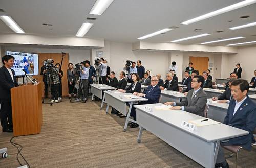 市町村長らに除排雪に関するシステム構築について説明する宮下宗一郎知事（左）＝１５日、青森県庁