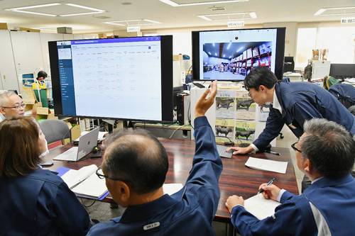 新システムを使った鳥インフルエンザの実動演習＝２９日、青森県庁