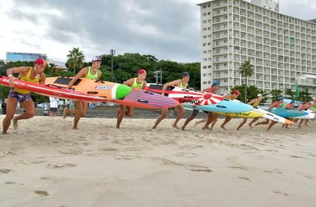 ライフセーバーが技能競う　和歌山・白浜